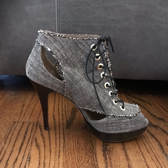 Stuart Weitzman Openshut Tweed Inca Linen Booties - Picture 3 of 5